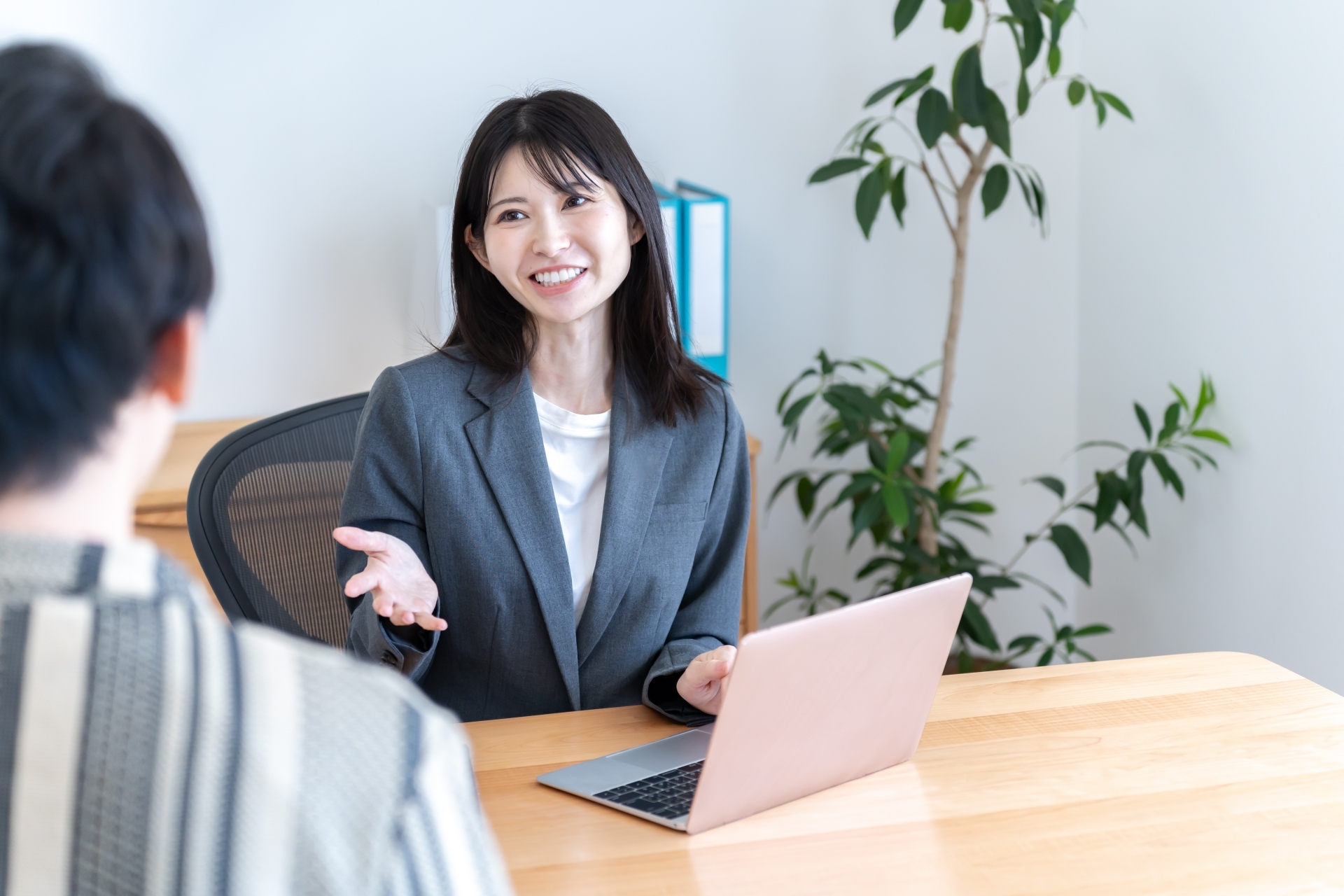 転職サポートを担当する女性と案件を紹介される男性